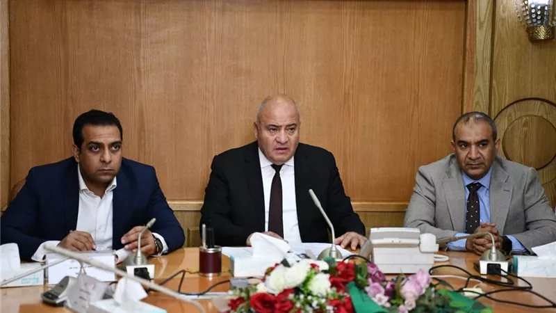 ازدواج طريق وتطوير محطة دواجن.. محافظ قنا يتابع الموقف التنفيذي لمشروعات الجهاز المركزي للتعمير