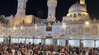 في الليلة الثانية لصلاة التهجد بالجامع الأزهر.. توزيع 2000 وجبة سحور