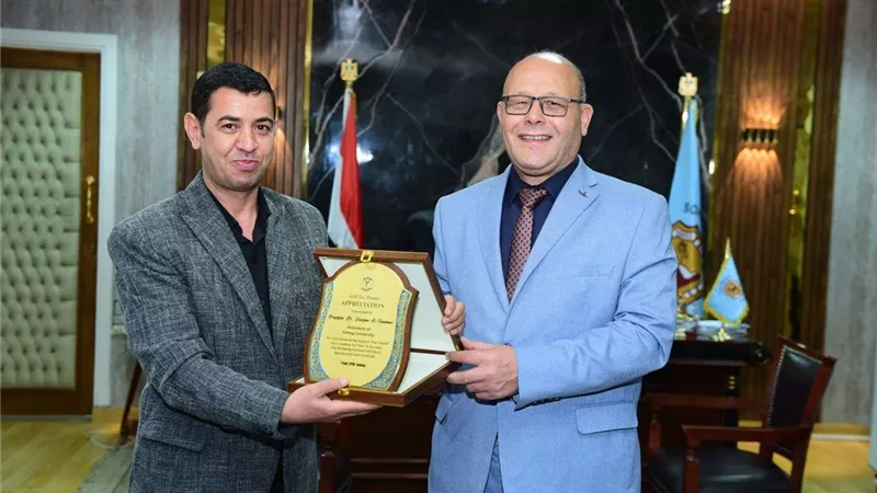 الاتحاد المصري بصيدلة سوهاج يكرم حسان النعماني رئيس الجامعة