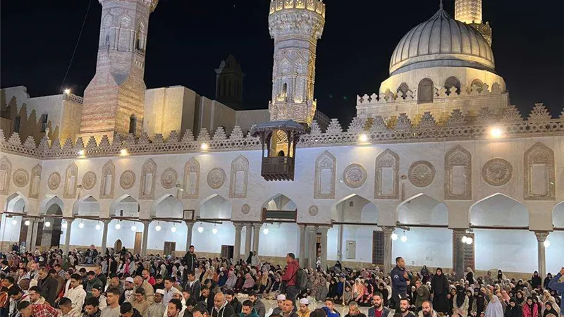في الليلة الثانية لصلاة التهجد بالجامع الأزهر.. توزيع 2000 وجبة سحور