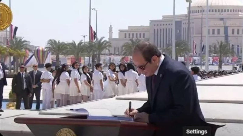 الرئيس السيسي يوقع في سجل الشرف بالنصب التذكاري بالعاصمة الإدارية الجديدة