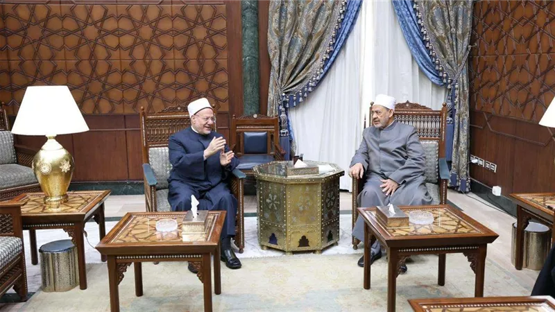 مفتي الجمهورية يهنئ شيخ الأزهر بمناسبة قرب حلول عيد الفطر المبارك