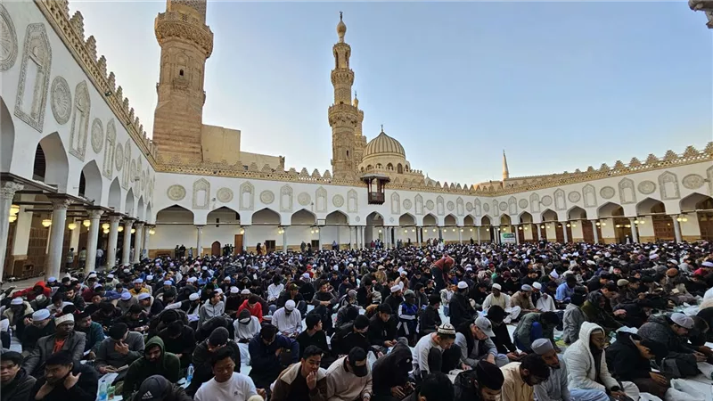 مائدة إفطار جامع الأزهر الشريف تحتضن المئات من الوافدين طوال شهر رمضان