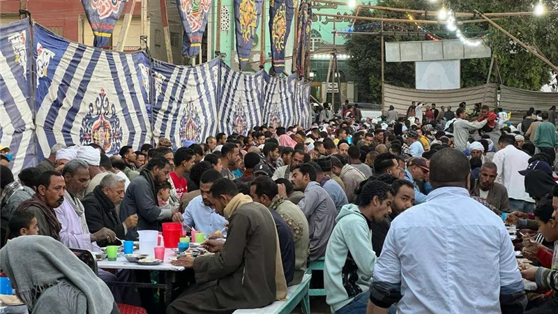 تقدم 2000 وجبه..أكبر مائدة إفطار بأسيوط خلال شهر رمضان