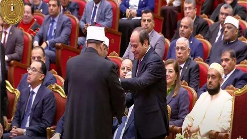 وزير الأوقاف يهدي الرئيس السيسي نسخة من موسوعة «رؤية»