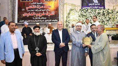 مات قبل تكريمه بساعات.. محافظ قنا يكرم والد شهيد من حفظة القرآن الكريم في فرشوط