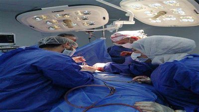 فريق جراحي بمستشفى كفر شكر ينقذ حياة شاب بعد إصابة خطيرة بالرأس