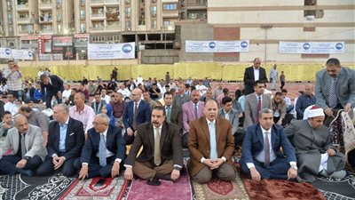 محافظ أسيوط يؤدي صلاة عيد الفطر المبارك بساحة وسط مشاركة المئات من المواطنين