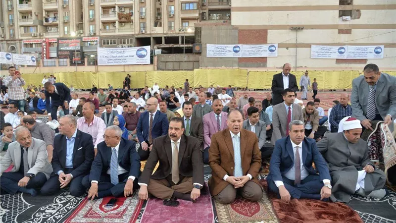 محافظ أسيوط يؤدي صلاة عيد الفطر المبارك بساحة وسط مشاركة المئات من المواطنين