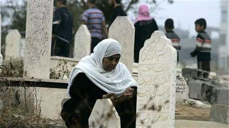 زيارة المقابر في يوم العيد بين التقاليد والشرعية.. أمين الفتوى يوضح حكمها