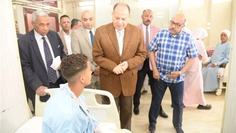 محافظ أسيوط يزور المرضى بمستشفيات الإيمان العام والشاملة للتهنئة بعيد الفطر