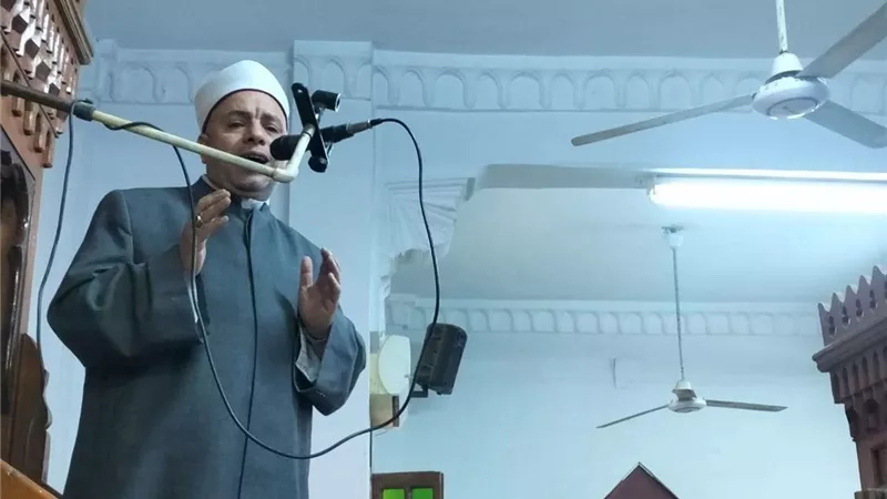 وكيل أوقاف سوهاج يؤدي صلاة عيد الفطر المبارك بمسجد الشرطة