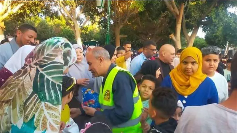 فرحة العيد.. أمانة قسم أول بحزب الشعب الجمهوري بأسيوط توزع الهدايا والحلوى على الأهالي