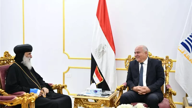 محافظ قنا يستقبل المطران بيمن للتهنئة بعيد الفطر المبارك
