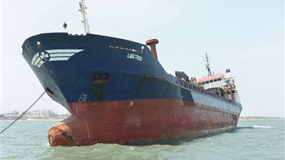 وحدات الإنقاذ بقناة السويس تنجح في إنقاذ سفينة وطاقمها من الغرق قبل عبورها للقناة