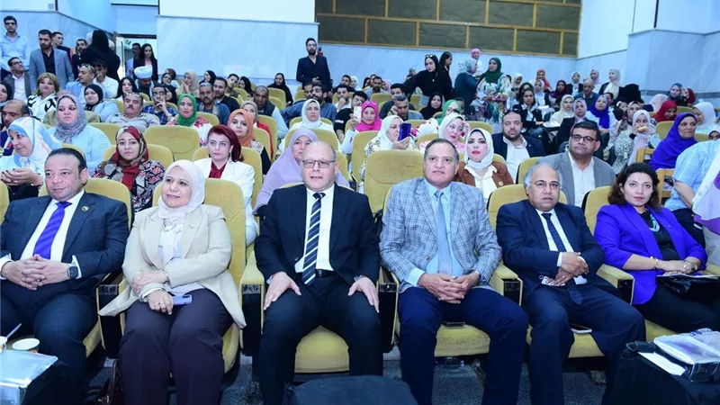 رئيس جامعة سوهاج يكرم أبطال التعافي من الإدمان ويطالب بالتوعية من المخدرات