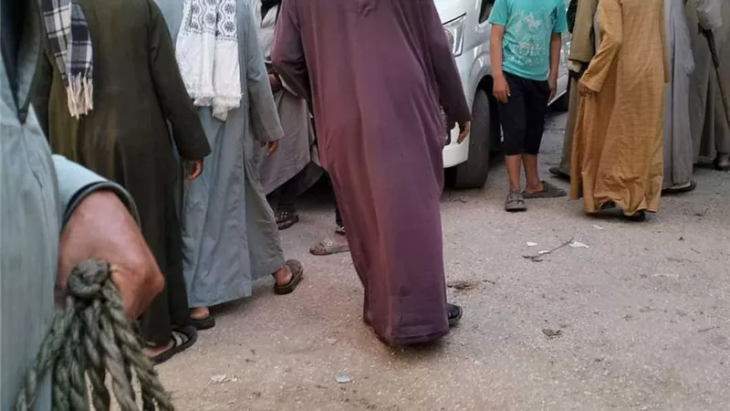 مصرع طفلة صدمتها سيارة ميكروباص في قنا