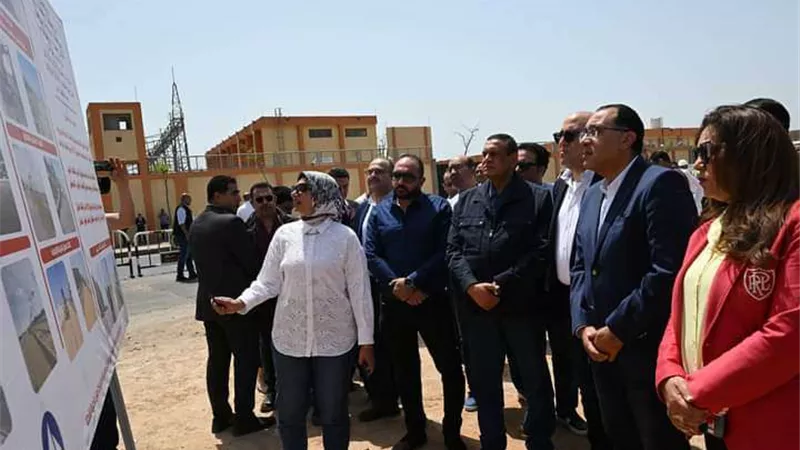 مدبولي يجري جولة تفقدية بمحطة تحيا مصر 1 و2 بميناء دمياط