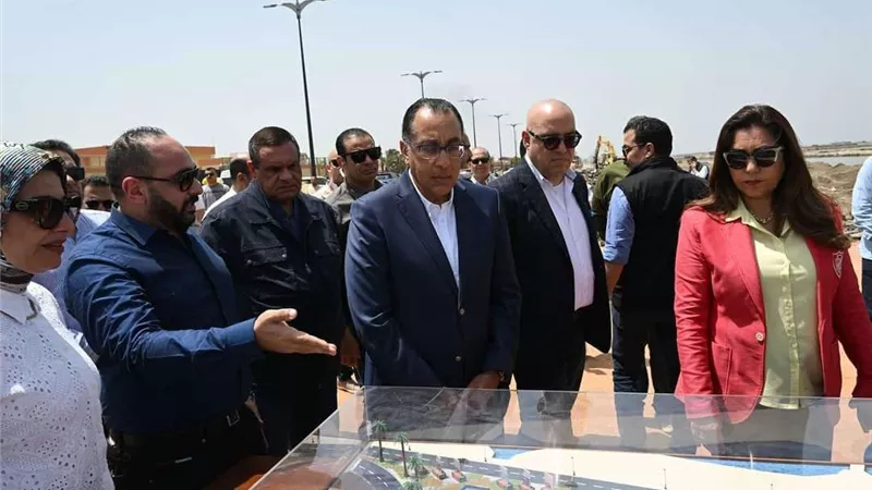 رئيس الوزراء يتفقد أعمال تطوير منطقة اللسان والممشى السياحى برأس البر