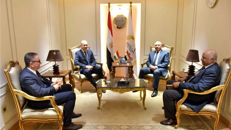 وزير النقل يبحث مع السفير المجري إجراءات تصنيع وتوريد 1350 عربة قطار