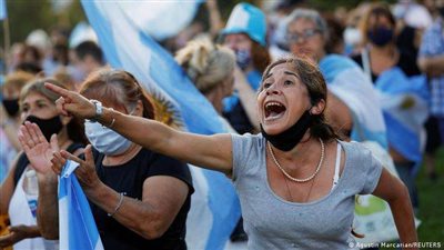 آلاف الأرجنتينيين يحتجون على تقليص ميزانية التعليم العالي