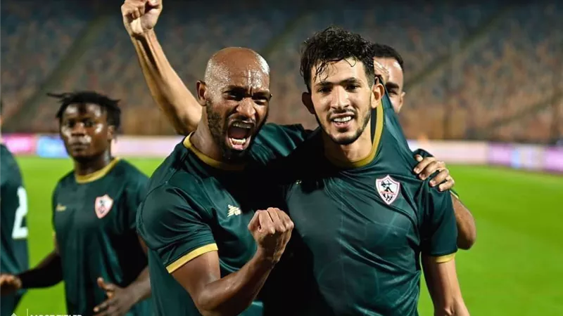حافلة الزمالك تصل إلى ملعب «بابا يارا» استعدادًا لمواجهة دريمز في الكونفدرالية