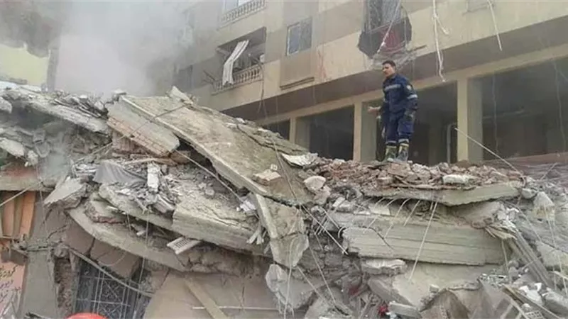 مصرع وإصابة 3 أشخاص في انهيار جدار منزل عليهم بسوهاج