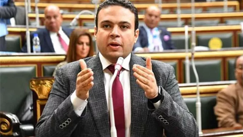 النائب عبد المنعم إمام يكشف حقيقة إلغاء كليتي الآداب والتجارة