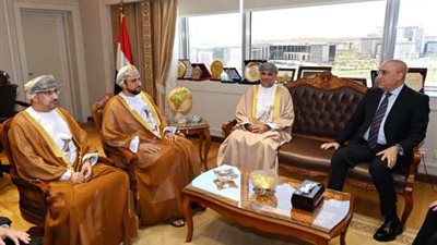 وزير الإسكان يبحث مع نظيره العماني سبل تعزيز التعاون في مجال التنمية