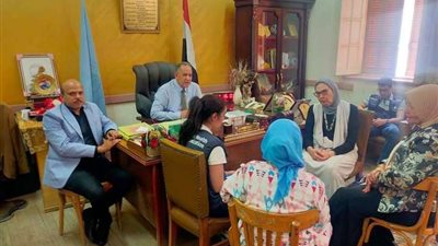 وكيل تعليم أسيوط يعقد إجتماعا مع وفد من منظمة الصحة العالمية