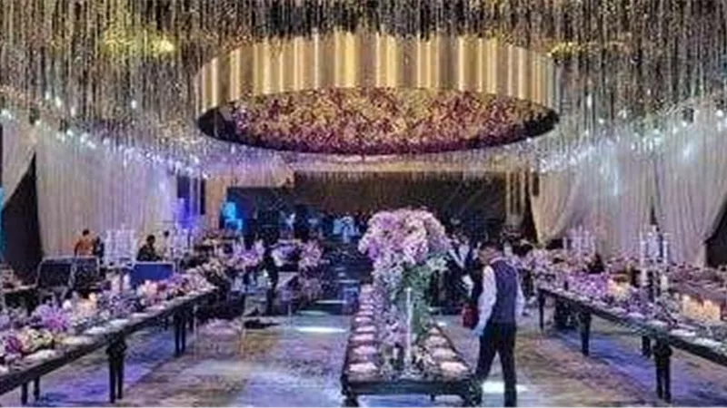 التجهيزات الأولى لحفل زفاف ابنة مصطفى كامل داخل فندق شهير بالقاهرة