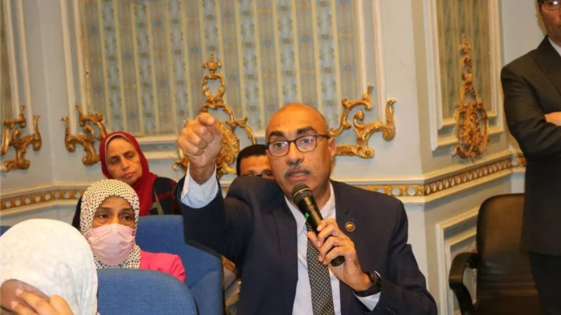 إيهاب منصور يطالب بتسريع تحديد الكتل المبنية القريبة من الأحوزة العمرانية لإضافة 150 مليار جنيه لخزينة الدولة