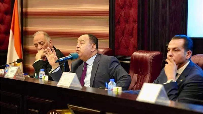 بحضور قيادات الحزب.. وزير المالية يكشف في ندوة 