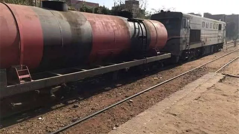 شاهد.. حريق إحدى عربات قطار محمل بمواد سريعة الاشتعال بسوهاج
