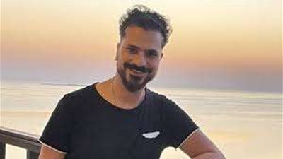 مصطفى أبو سريع يكتب اسمه مع نجوم 