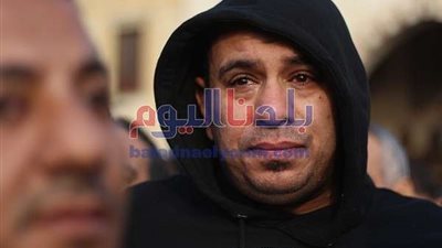 حزن شديد على وجهه..محمود الليثي يستقبل عزاء والدته في عمر مكرم