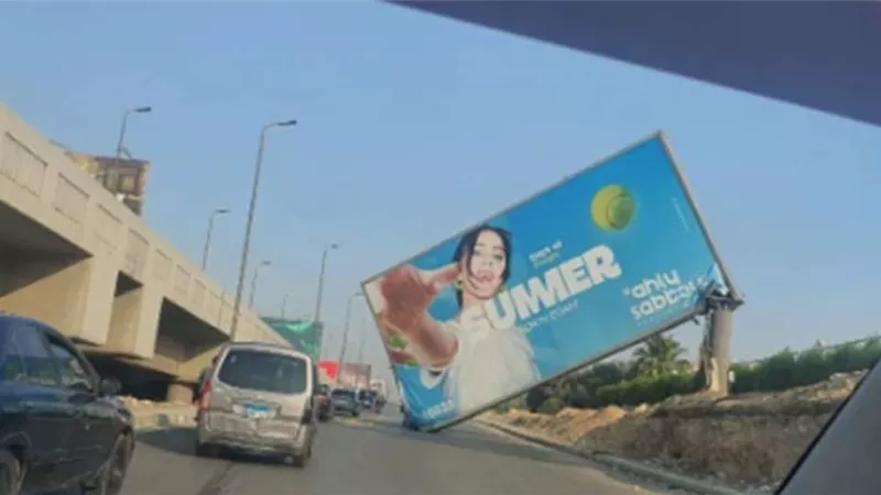 تعطيل حركة المرور بعد سقوط لافتة إعلانية بطريق الواحات