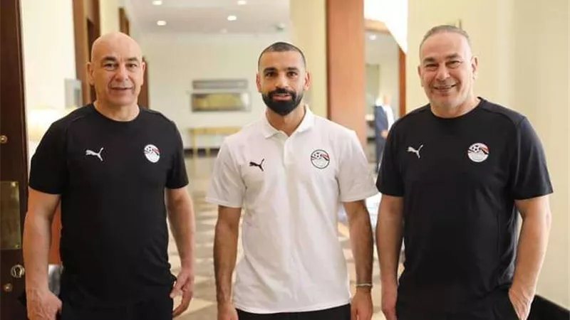 حسام حسن يحسن استقبال صلاح في معسكر المنتخب