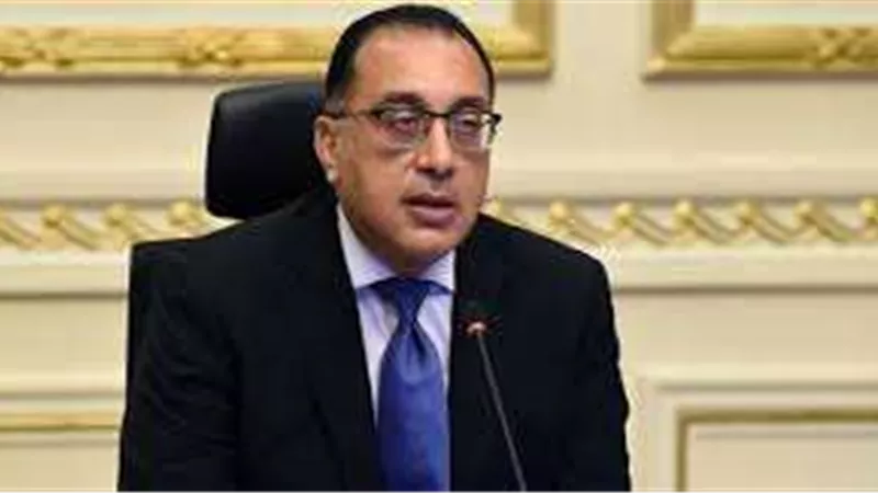 وصول رئيس الوزراء إلى مسجد الشرطة لتقديم واجب العزاء لوزيرة الثقافة في وفاة والدتها