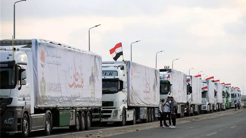 مصدر أمني: مصر تُدخل 950 شاحنة مساعدات إنسانية إلى غزة