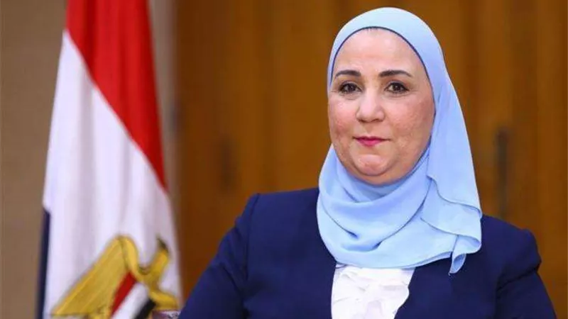 جوائز بقيمة 10 آلاف جنيه.. وزيرة التضامن تودع الحجاج المغادرين في القاهرة