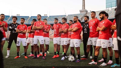 منتخب مصر بالزي الأحمر والأبيض أمام بوركينا فاسو في تصفيات كأس العالم