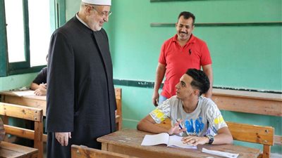 وكيل الأزهر يتفقد لجان اللغة الانجليزية بمصر الجديدة ويشيد بالتزام الطلاب