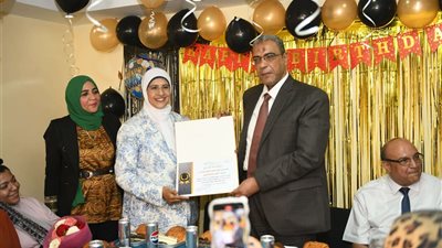 لفتة إنسانية.. مدير تموين العاصمة يكرم أحد قيادات المديرية على مجهوداتها في فترة عملها