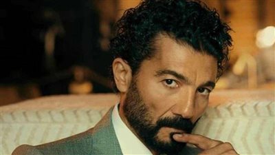 «حصلكم إيه».. خالد النبوي ينفعل على معجب أمسك ذراعه