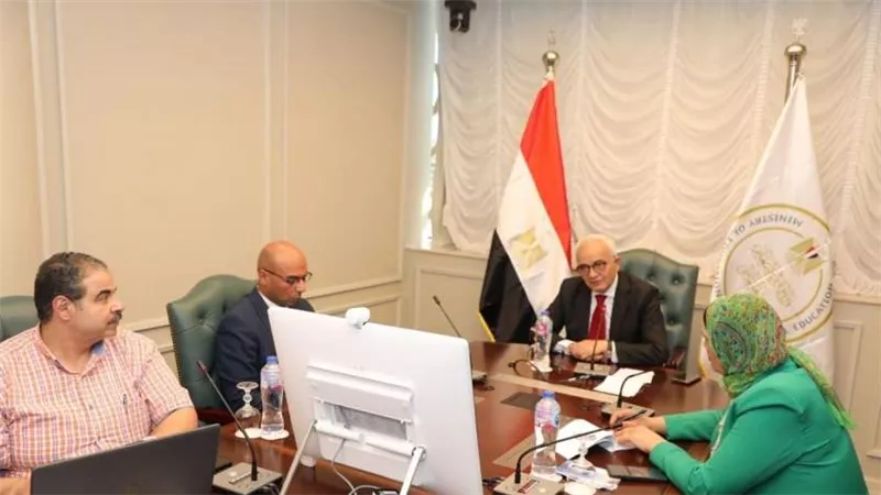 وزير التعليم يوجه تعليمات صارمة لمنع دخول الأجهزة الإلكترونية إلى لجان الامتحانات