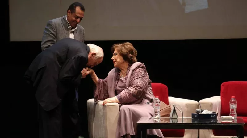 باس إيديها قدام الناس.. مشهد طريف للفنان 