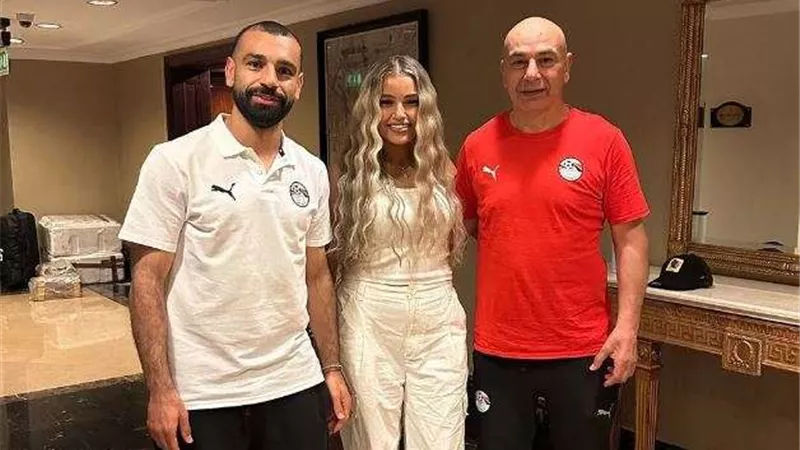 يارا حسام حسن تحتفل مع والدها ولاعبي المنتخب بالفوز على بوركينا فاسو