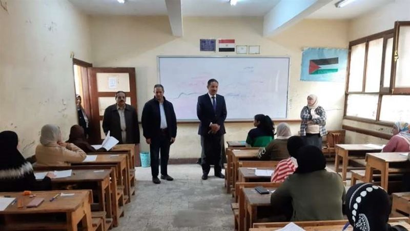 طلاب يؤدون الامتحانات