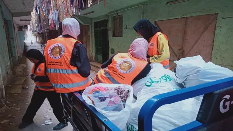 مع اقتراب عيد الأضحى.. حزب الشعب الجمهوري يوزع ملابس على الجمعيات بالجيزة